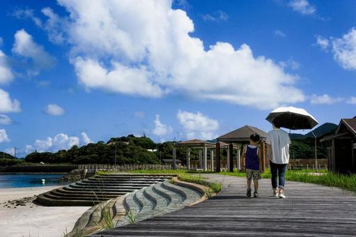 <素材>夏の海を散歩する親子の後ろ姿 <素材>夏の海を散歩する親子の後ろ姿 家族,親子,海の写真素材