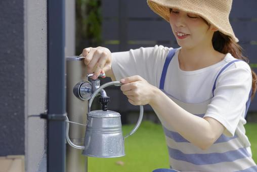 ジョウロでプランターに水やりをする女性 ジョウロでプランターに水やりをする女性 ガーデニング,園芸,水やりの写真素材