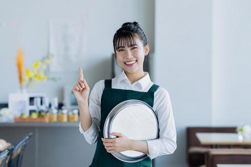 カフェで働く若い女性 カフェで働く若い女性 指さし,カフェ,ウェイトレスの写真素材
