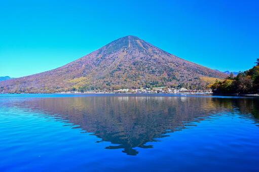 奥日光の紅葉（中禅寺湖、男体山） 紅葉,秋,風景の写真素材