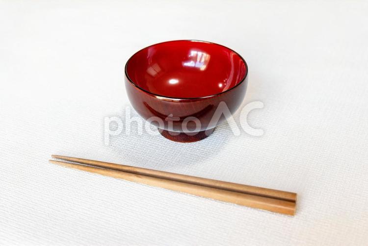 赤い漆のお椀と箸の物撮り お椀,椀,箸の写真素材