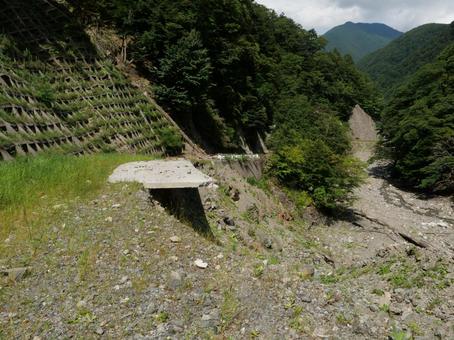 鋸岳登山道 路面が浮いた林道 鋸岳登山道 路面が浮いた林道の写真