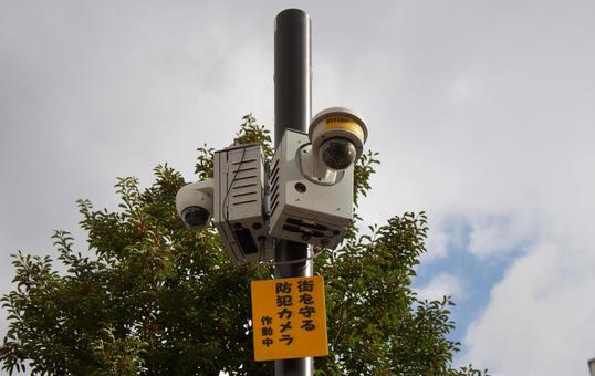 市街地に設置された監視カメラ 防犯カメラ,カメラ,安全の写真素材