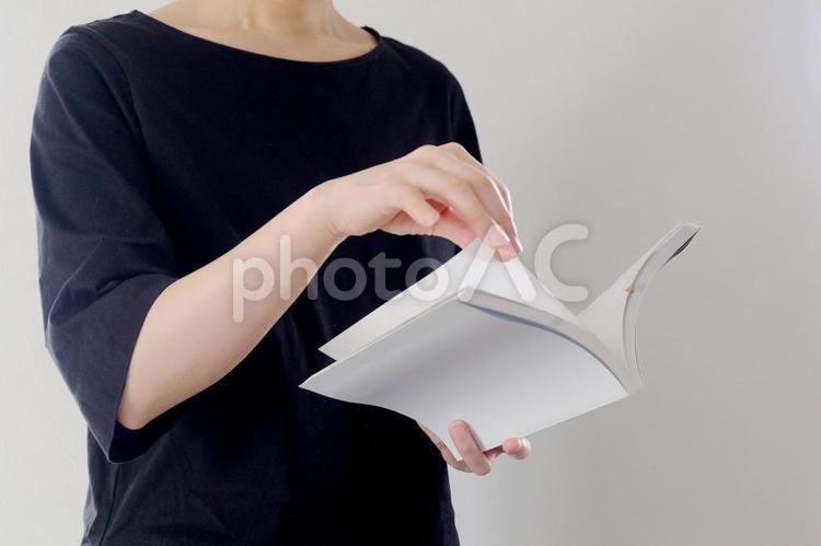室内で本を読む人のイメージ 書籍,本,読書の写真素材