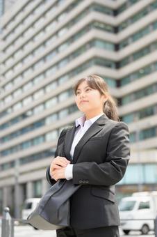 見つめる女性 見つめる女性 スーツ,新入社員,フレッシャーズの写真素材