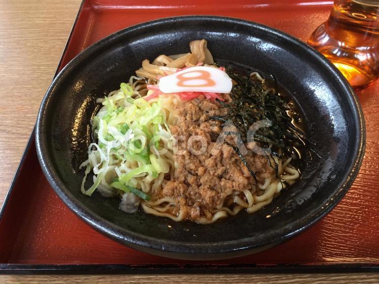 ひき肉や紅生姜、蒲鉾、特製タレの混ぜそば 唐麺,混ぜそば,まぜそばの写真素材