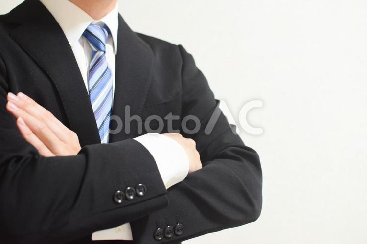 腕組みするリクルートスーツの男性① 腕を組む,考える,悩むの写真素材