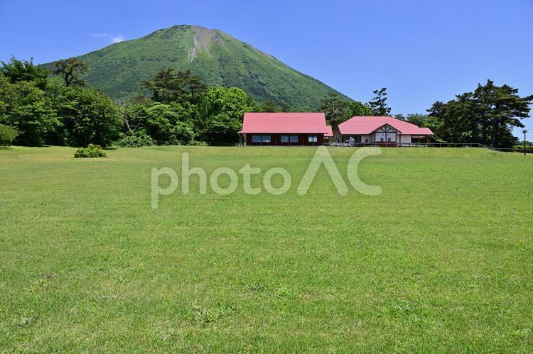 大山まきばみるくの里　大山　鳥取県 大山まきばみるくの里,赤い屋根,建物の写真素材