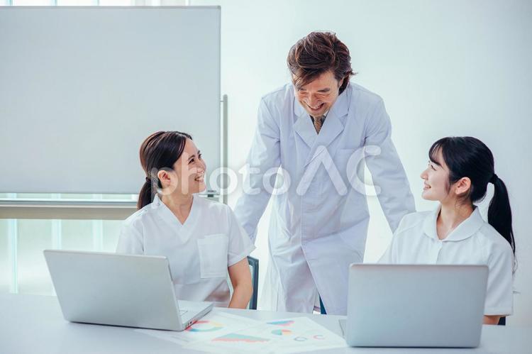 ミーティングをする白衣を着た男女 医者,ミーティング,看護師の写真素材