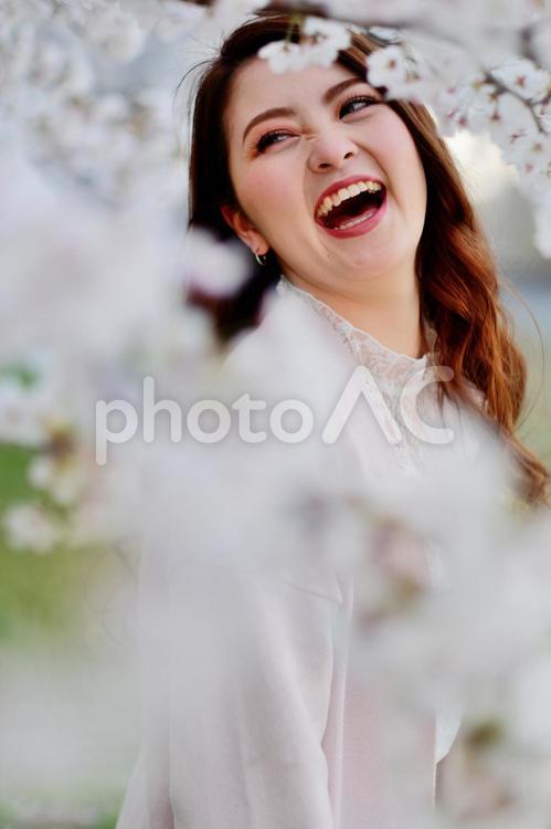 桜と派手目なメークの日本人女性20 女性,日本人,アジア人の写真素材