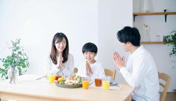 笑顔でいただきますをする家族 笑顔でいただきますをする家族の写真
