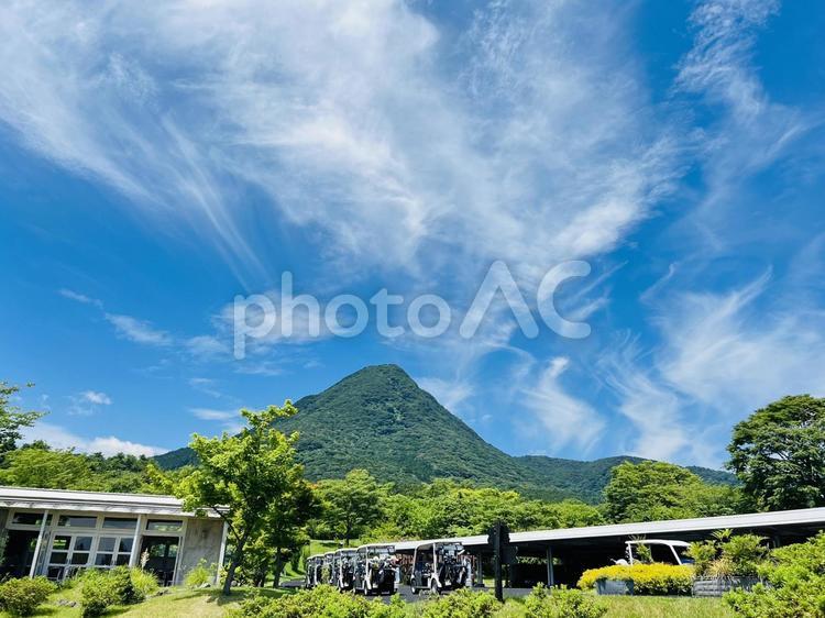 雲が美しい青空と山のゴルフ場 ゴルフ,青空,山の写真素材