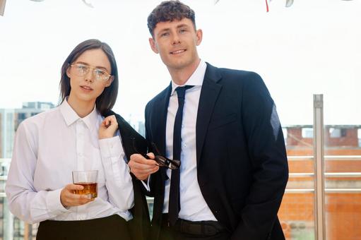 メガネやグラスを持ち立つ男女 男女,外国人,微笑むの写真素材