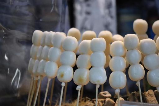 たくさんのお団子を焼く風景 たくさん,お団子,焼くの写真素材