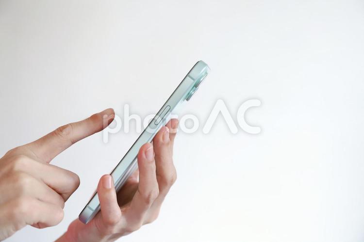スマートフォンを使う手元 スマートフォン,スマホ,携帯電話の写真素材