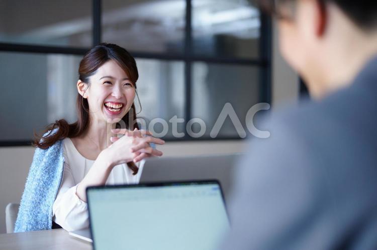 手を組み笑うハーフアップの女性 女性,笑顔,笑うの写真素材