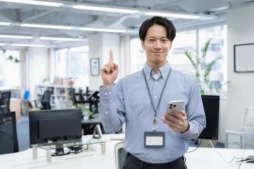 オフィスカジュアルの若い男性エンジニア オフィスカジュアルの若い男性エンジニア ビジネス,オフィス,エンジニアの写真素材