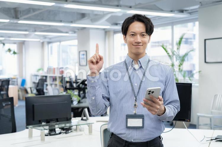 オフィスカジュアルの若い男性エンジニア ビジネス,オフィス,エンジニアの写真素材