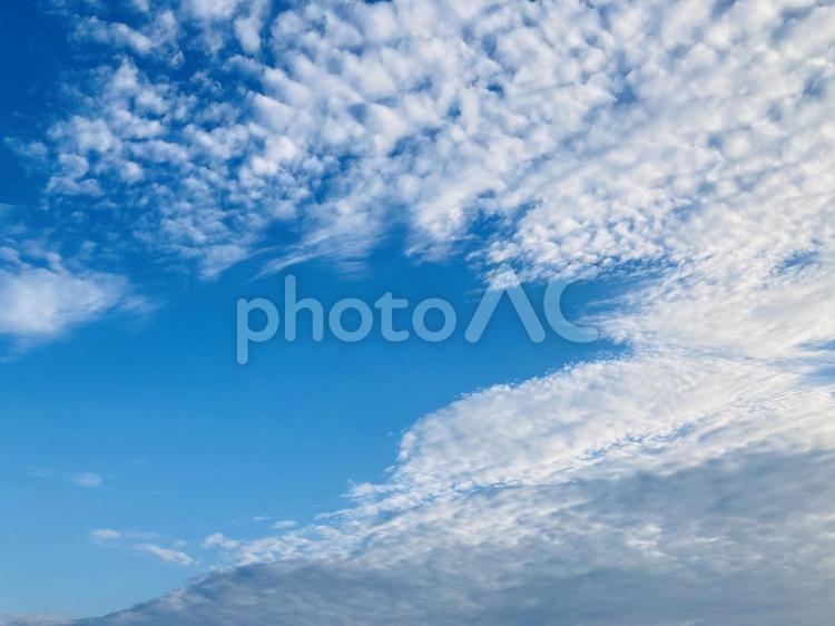 うろこ雲と空の背景画像素材 青い空と雲の背景,フォトジェニック,流れ雲の写真素材