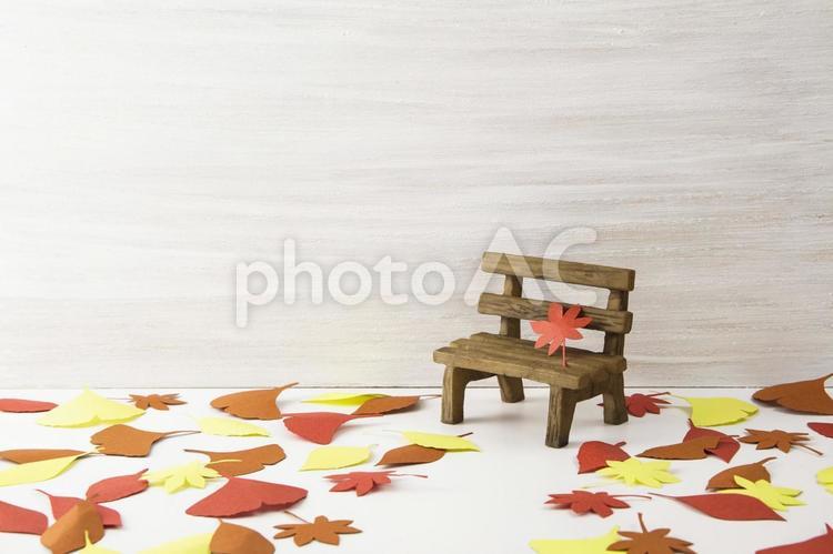 秋　季節　落ち葉　ベンチ 背景素材,秋,紅葉の写真素材