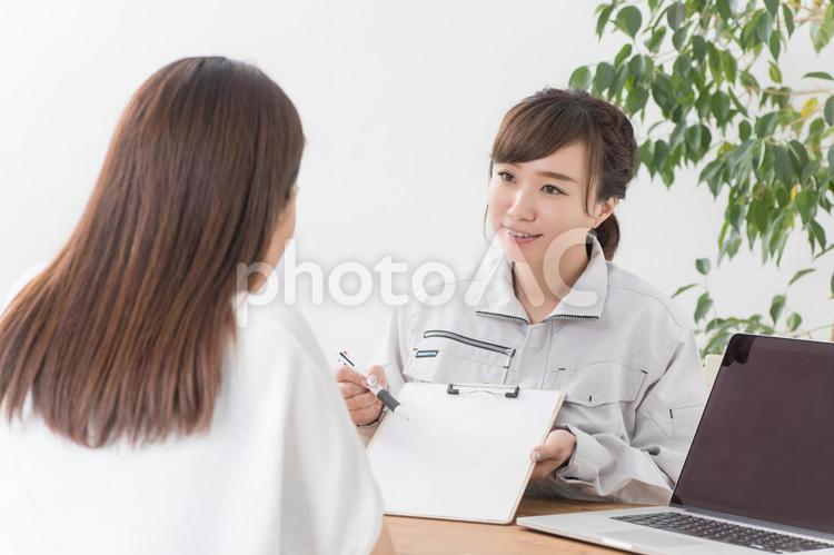 打ち合わせする作業服の女性 女性,打ち合わせ,作業着の写真素材