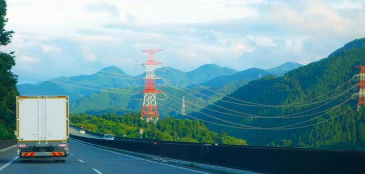 山中を走る高速道路 山中を走る高速道路 トラック,高速道路,車の写真素材