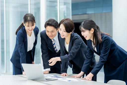 打ち合わせするビジネスパーソン 打ち合わせするビジネスパーソン ミーティング,笑顔,チームワークの写真素材