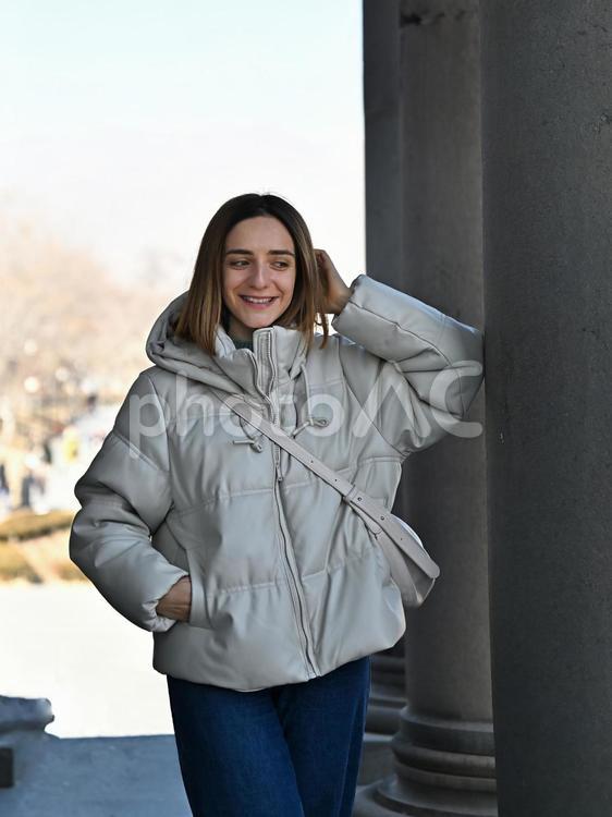 神殿でポーズを取る欧米人の女性 欧米人,美女,デートの写真素材