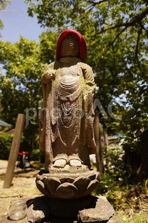 横浜市栄区飯島町、歳来寺閻魔堂の地蔵 神社仏閣,夏,日陰の写真素材