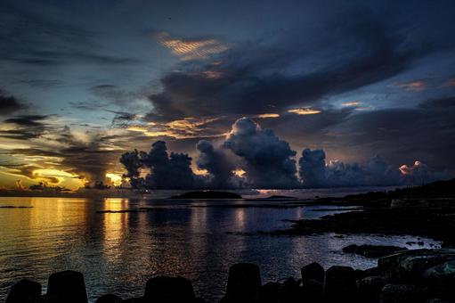 <素材>夏の雨の夕暮れの海の風景” <素材>夏の雨の夕暮れの海の風景” 海,夕焼け,夕方の写真素材