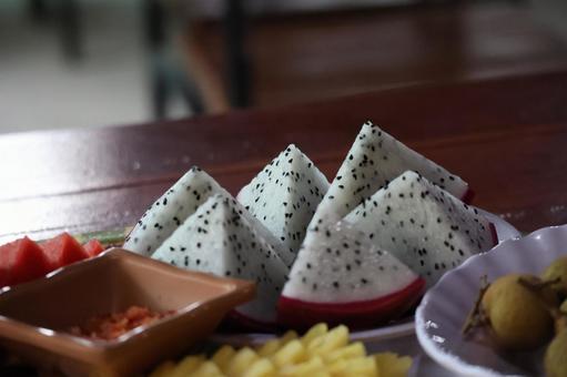 切ったドラゴンフルーツののる皿のアップ 切った,ドラゴンフルーツ,のるの写真素材