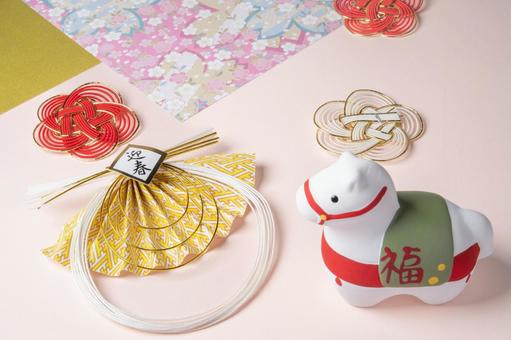 迎春飾りと干支の馬置物の正月イメージ 正月,迎春,新年の写真素材