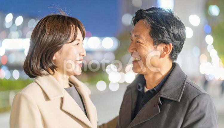 40代日本人男女の婚活交際夜景デート デート,40代,男女の写真素材