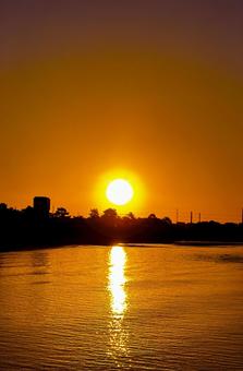 幻想的な夕焼けの海辺の景色 幻想的な夕焼けの海辺の景色 夕焼け,夕暮れ,夕日の写真素材