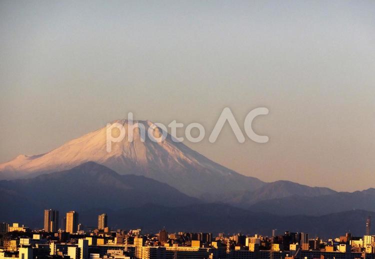 １１月の朝の街と富士山 富士山,朝焼け,雪山の写真素材