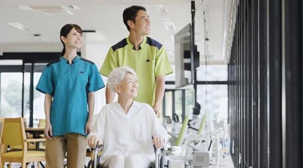 車椅子で散歩をする高齢者と介護士 車椅子で散歩をする高齢者と介護士 高齢者,車椅子,介護士の写真素材