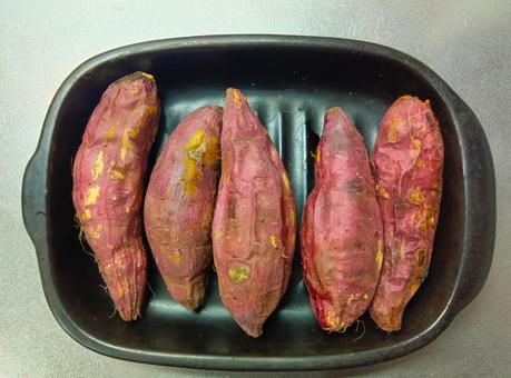 小さめの焼きいも 焼き芋,やきいも,焼きいもの写真素材