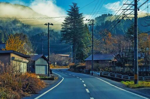 霧のかかる山奥の集落へ続く道 日本,道路,田舎の写真素材