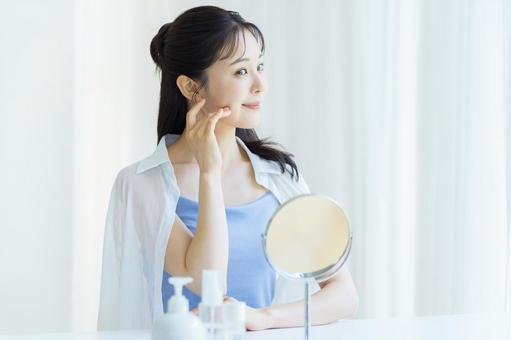 スキンケアをする女性 スキンケアをする女性 美容,ビューティー,女性の写真素材