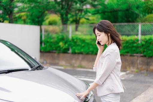 車が故障して連絡をする若い女性 車が故障して連絡をする若い女性 話す,車,保険会社の写真素材