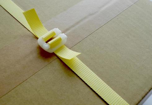 ダンボールに発送用梱包バンド 荷造り ダンボールに発送用梱包バンド 荷造り 梱包バンド,ppバンド,荷造りの写真素材