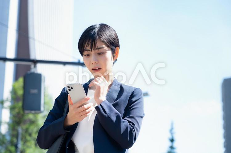 オフィス街で働く若いビジネスウーマン ビジネス,女性,ビジネスウーマンの写真素材