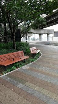 遊歩道のベンチ 遊歩道のベンチの写真