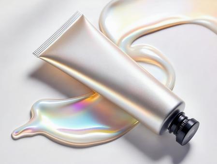 パール光沢のチューブと流れ出るクリームの写真