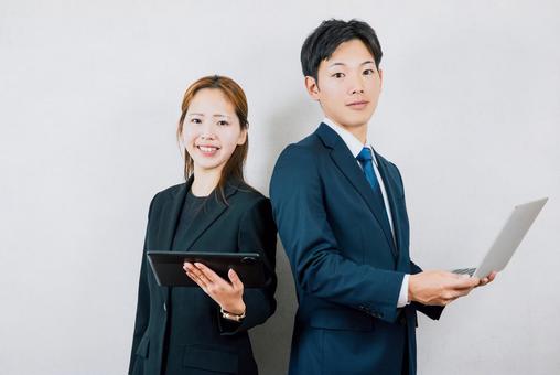 スーツを着て働くビジネスマン男女 ビジネス男女,スーツ男女,働く男女の写真素材