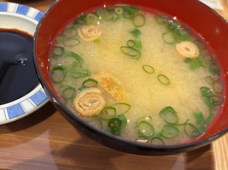 たぶん赤魚の出汁がとられた味噌汁 たぶん赤魚の出汁がとられた味噌汁の写真