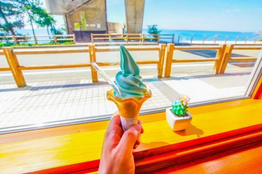 手持ちの青いアイスクリーム 手持ちの青いアイスクリームの写真