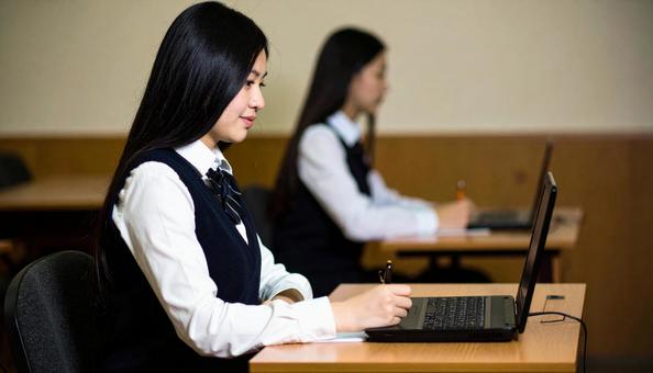 リモート授業を受ける日本人の女の子の写真