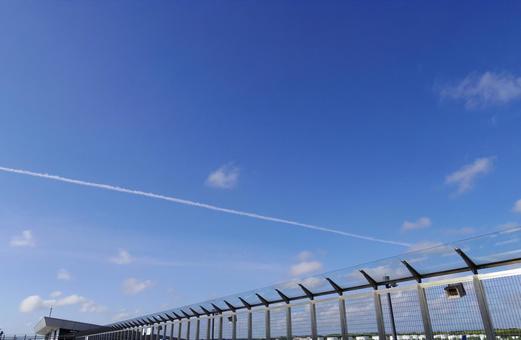 空港の飛行機雲 飛行機雲,空,空港の写真素材