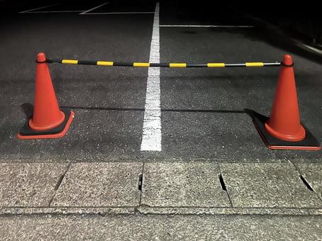 夜の駐車場(カラーコーンとトラバー) 夜の駐車場(カラーコーンとトラバー) カラーコーン,パイロン,トラバーの写真素材
